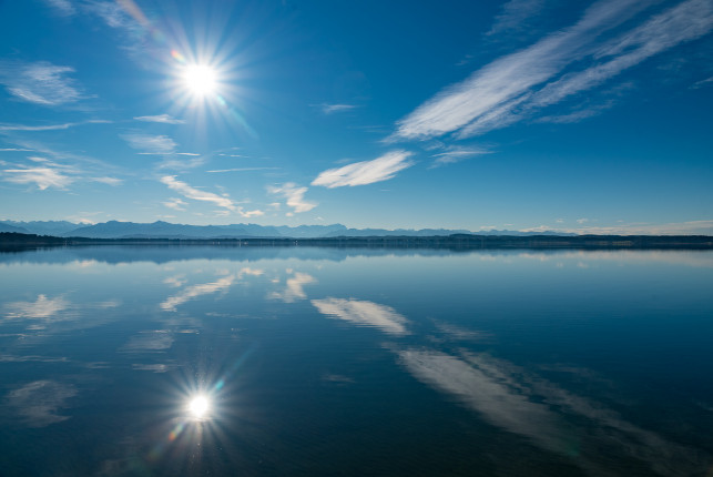 Zwei Sonnen? Two Suns? Blick über den Starnberger See auf die Alpen.