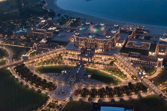 Nächtlicher Blick auf das Emirates Palace Hotel vom 75. Stock des Etihad Tower (Observation Deck).