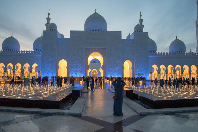 Abu Dhabi: Sheikh Zayed Moschee. Am besten am Abend besuchen, damit man die Abendstimmung und den Sonnenuntergang erleben kannt.