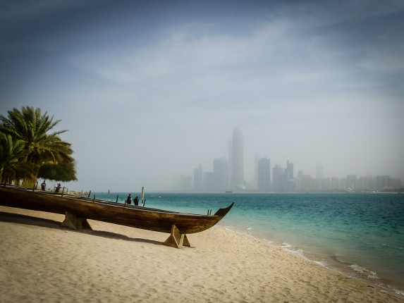Altes Boot vor der Hochhauskulisse von Abu Dhabi.
