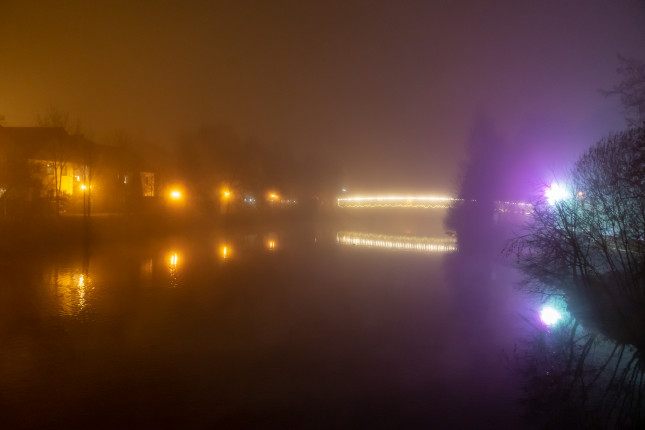 Blick zum Steg - Rechts Licht vom Eiszauber an der Floßlände