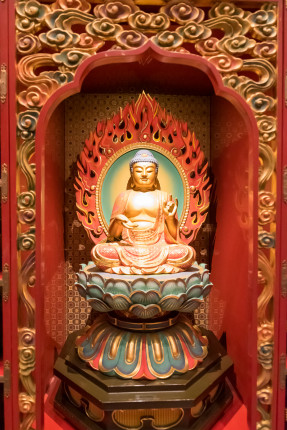 Inside a Temple ● 24 mm ● 1/100 Sek. bei ƒ / 5,0 ● ISO 8000
