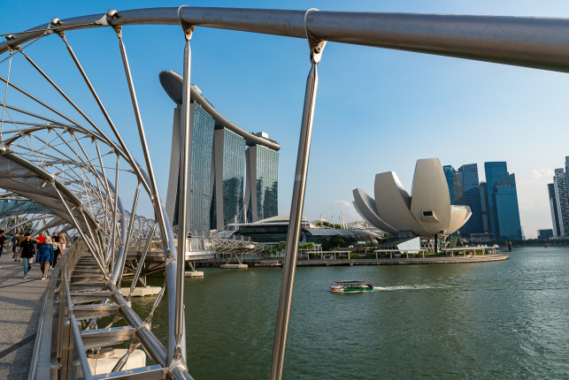 Singapur, Helix Bridge with view to Marina Bay Sands