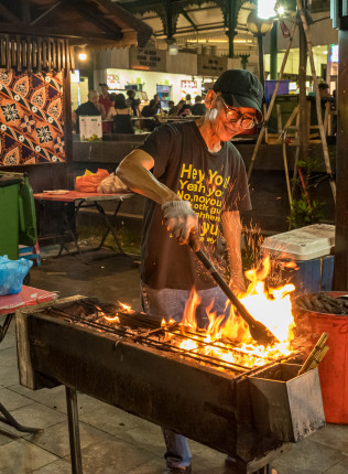 Do you like satay? ● 35 mm ● 1/60 Sek. bei ƒ / 6,3 ● ISO 5000