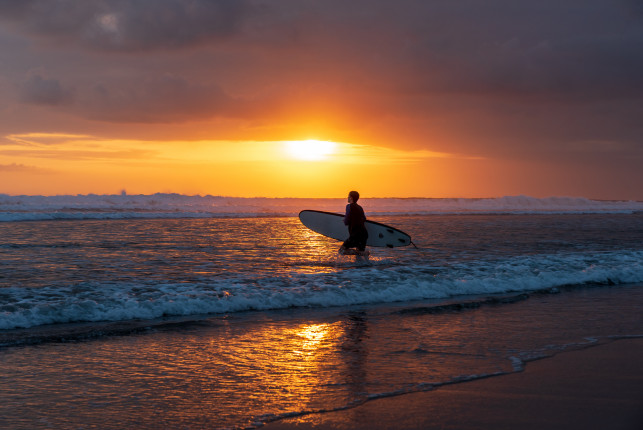 Surfer im Gegenlicht