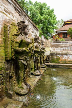 Quellnymphen und heiliges Wasser bei Goa Gajah.