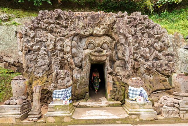 Das Heiligtum, das durch einen Dämonenschlund betreten wird in der Nähe von Ubud, Bali.