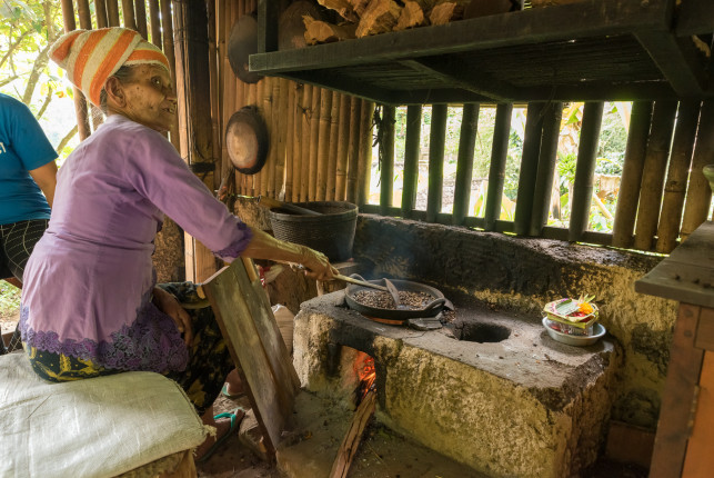 Besuch einer Kaffeeplantage. Hier wird uns gezeigt, wie Kaffee auf Bali gerösted wird. Heiße Angelegenheit. Die Beine werden mit einer Holzplatte schützt.