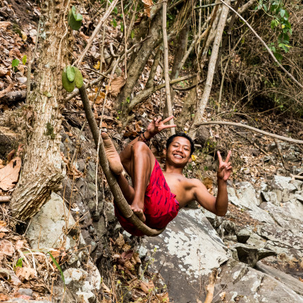 Happy Bali People...
Unsere Begleitung zum AlingAling Wasserfall in einer Liane liegend.
Auf dem Weg sangen er uns ein Bruder lautstark:
"If your happy and your know it clap your hand ..."