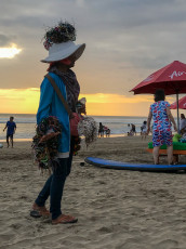 Verkäuferin am Strand