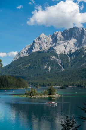 Eibsee bei Grainau / Bayern, fast schon kitschig mit der Insel und Ausflugsboot. Aber kein Heimatfilm, sondern Heimat :-)