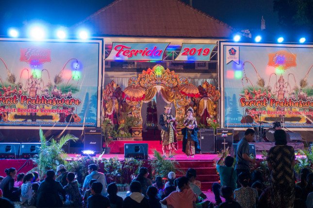 Singaraya - Festival ● 70 mm ● 1/50 Sek. bei ƒ / 2,8 ● ISO 800