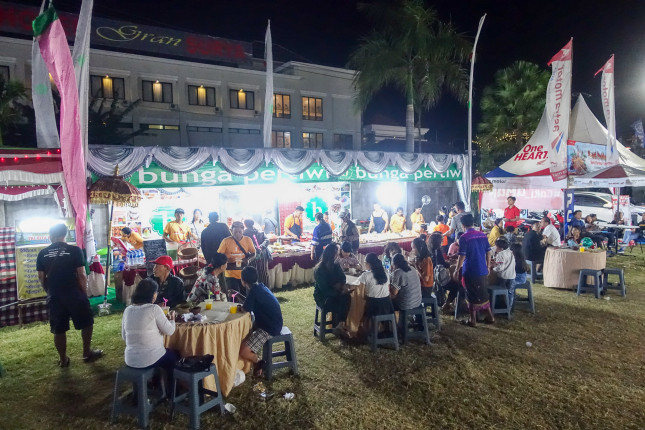 Singaraya - Festival ● 24 mm ● 1/100 Sek. bei ƒ / 1,8 ● ISO 3200