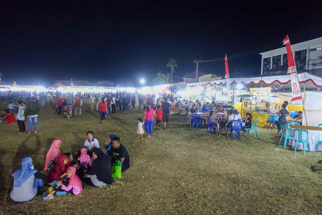 Singaraya - Festival ● 24 mm ● 1/60 Sek. bei ƒ / 1,8 ● ISO 3200