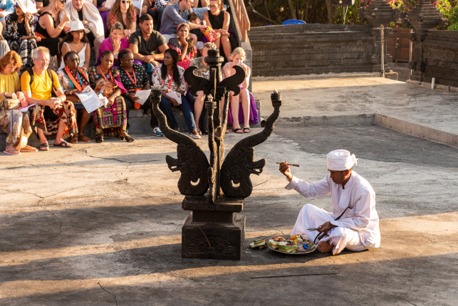 Kecak Dance Vorbereitung ● 70 mm ● 1/250 Sek. bei ƒ / 8,0 ● ISO 640