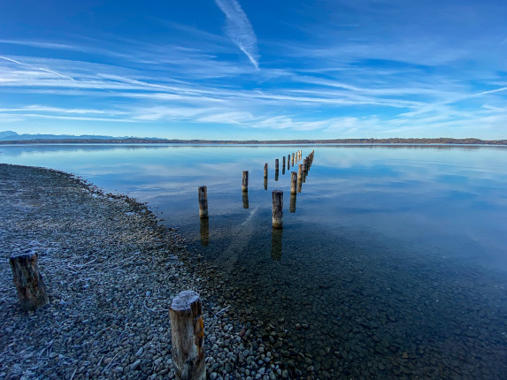 Starnberger See heute vormittag.
Hier war mal ein Steg. Er lud ein zum Verweilen und sich in die Sonne setzen.