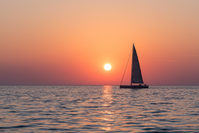 Sommer-Sonnen-Untergang vor einigen Tagen auf dem Meer. Segelbootausflug. Danke dem Skipper des anderen Bootes, für die perfekte Bildvorlage,