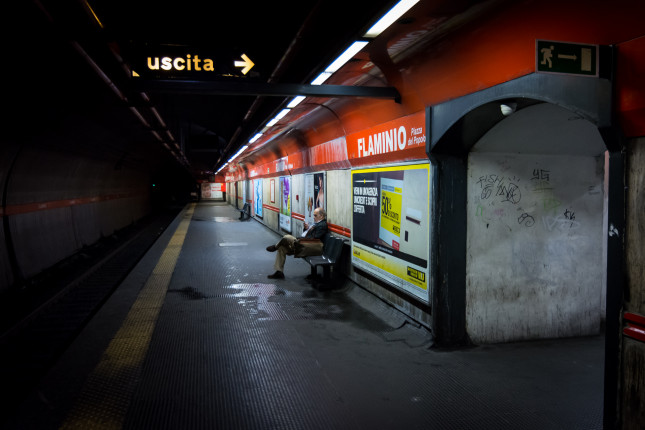 Einsam in der U-Bahnstation ● 28 mm ● 1/25 Sek. bei ƒ / 4,0 ● ISO 2500