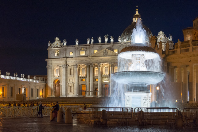 Petersdom mit Brunnen ● 45 mm ● 1/25 Sek. bei ƒ / 2,8 ● ISO 1600