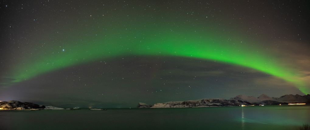 Der Polarlichtbogen umspannte den Fjord.