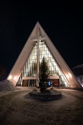Tromsoe Kathedrale ● 17 mm ● 1/40 Sek. bei ƒ / 2,8 ● ISO 3200