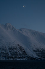 Mond und Berg