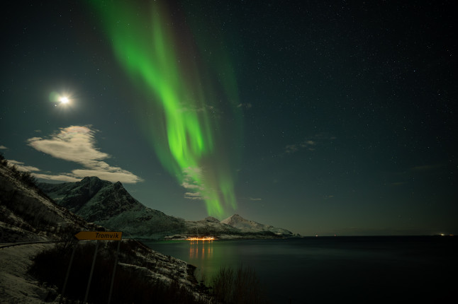 Starkes Polarlicht westlich von Tromsoe ● 17 mm ● 5.0 Sek. bei ƒ / 2,8 ● ISO 1250