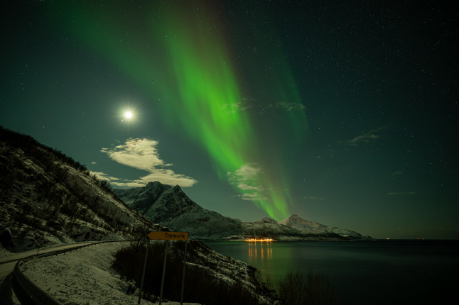Starkes Polarlicht westlich von Tromsoe ● 17 mm ● 5.0 Sek. bei ƒ / 2,8 ● ISO 1250