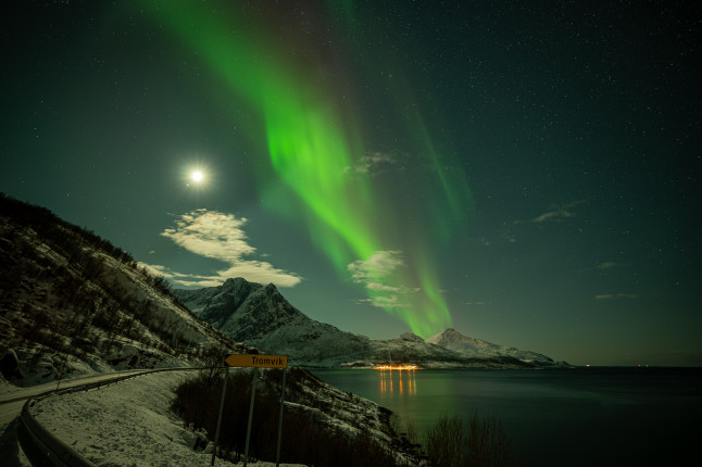 Starkes Polarlicht westlich von Tromsoe ● 17 mm ● 6.0 Sek. bei ƒ / 2,8 ● ISO 1250