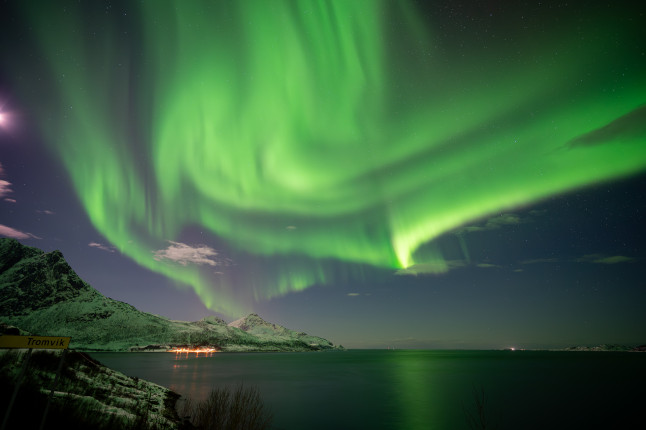 Starkes Polarlicht westlich von Tromsoe ● 18 mm ● 5.0 Sek. bei ƒ / 2,8 ● ISO 1250