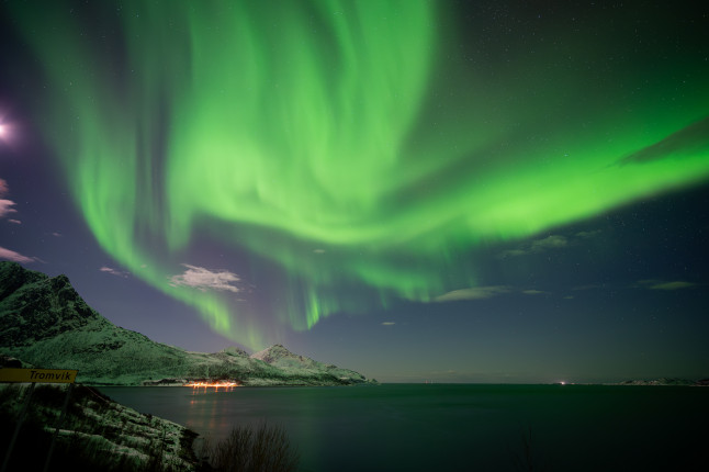 Starkes Polarlicht westlich von Tromsoe ● 18 mm ● 5.0 Sek. bei ƒ / 2,8 ● ISO 1250