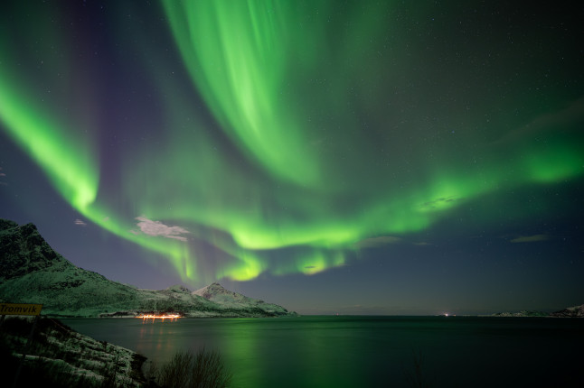 Starkes Polarlicht westlich von Tromsoe ● 18 mm ● 5.0 Sek. bei ƒ / 2,8 ● ISO 1250