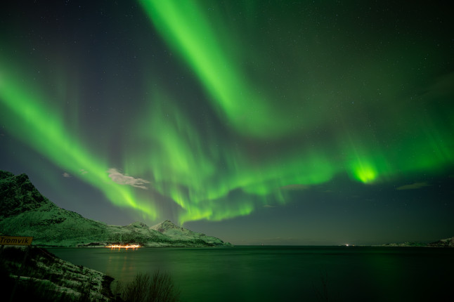 Starkes Polarlicht westlich von Tromsoe ● 18 mm ● 5.0 Sek. bei ƒ / 2,8 ● ISO 1250