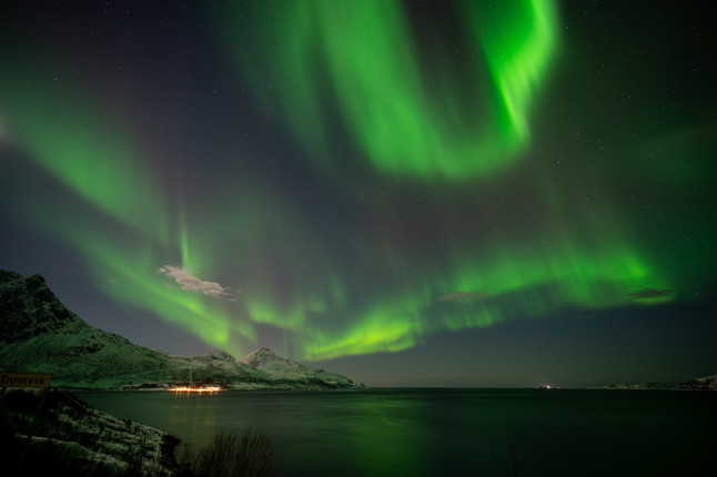 Starkes Polarlicht westlich von Tromsoe ● 18 mm ● 5.0 Sek. bei ƒ / 2,8 ● ISO 1250