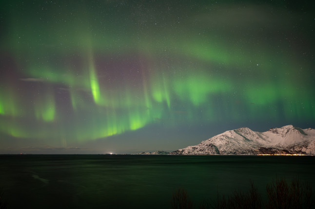 Starkes Polarlicht westlich von Tromsoe ● 28 mm ● 6.0 Sek. bei ƒ / 2,8 ● ISO 1250