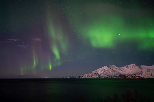 Starkes Polarlicht westlich von Tromsoe ● 28 mm ● 6.0 Sek. bei ƒ / 2,8 ● ISO 1250