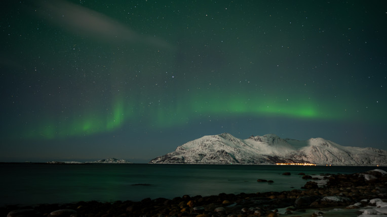 Starkes Polarlicht westlich von Tromsoe ● 24 mm ● 8.0 Sek. bei ƒ / 2,8 ● ISO 1250
