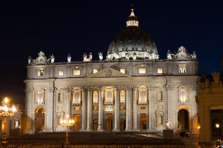 Petersdom bei Nacht