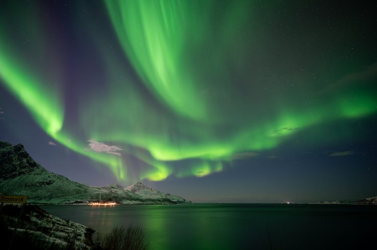Starkes Polarlicht westlich von Tromsoe