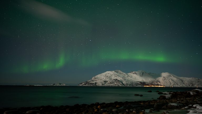Starkes Polarlicht westlich von Tromsoe